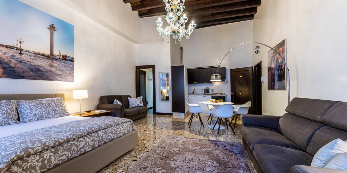 Serviced Apartment vs Vacation Rental in Venice www.casantangelo.com Serviced Apartment vs Vacation Rental in Venice www.casantangelo.com