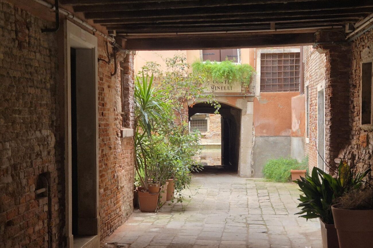 What Do Calli and Sottoporteghi Mean in Venice? www.casantangelo.com