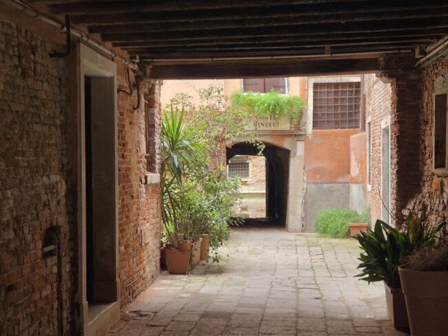 What Do Calli and Sottoporteghi Mean in Venice? www.casantangelo.com